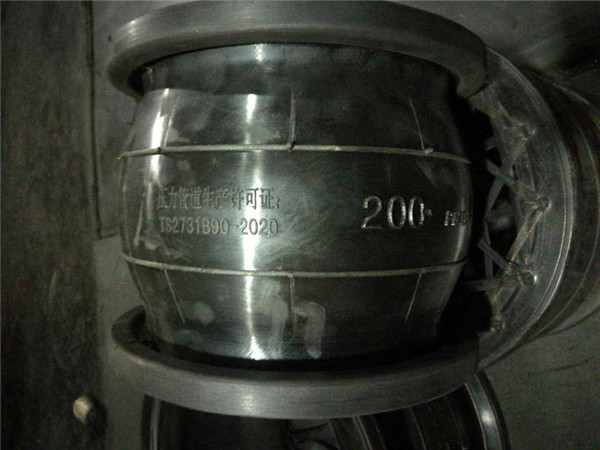 橡膠接頭 8寸的，材質(zhì)Viton 法蘭盤是碳鋼日標(biāo) DN200